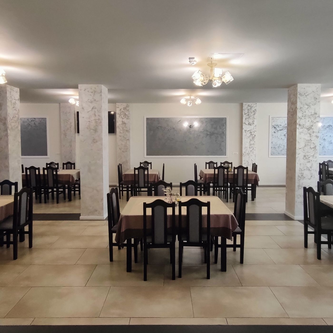 Restaurantul cu mese aranjate